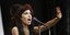 Amy Winehouse τραγουδάει σε μικρόφωνο