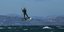Άνδρας κάνει kitesruf στη θάλασσα