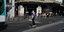 Ανδρας κάνει σκέιτ σε δρόμο του Παρίσιου