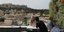 Ζευγάρι βγάζει φωτογραφία με φόντο την Ακρόπολη