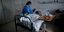 Γιατρός εξετάζει ασθενή με κορωνοϊό σε δωμάτιο νοσοκομείου στην Αργεντινή