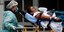 Νοσοκόμα μεταφέρει με φορείο ασθενή του κορωνοϊού στη Βραζιλία