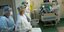 Ασθενής κορωνοϊού σε κρεβάτι νοσοκομείου στη Βραζιλία με ένα γιατρό από πάνω του και τρεις να βλέπουν   