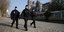 αστυνομικοί περπατούν σε πεζόδρομο έξω από Παναγία Παρισίων στη Γαλλία