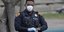 αστυνομικός με στολή λευκή μάσκα και μπλε γάντια