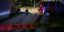 Αστυνομικός σκυμμένος κάνει έρευνα ανάμεσα σε αυτοκίνητα σε δρόμο στο Ρουντ Αϊλαντ, όπου έγινε ανταλλαγή πυρών