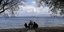 άτομα κάθονται σε παραλία στην Κάλυμνο