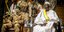 Ο πρόεδρος του Μάλι,﻿ Μπαχ Νντάου, δεξιά με την παραδοσιακή στολή της χώρας του έχοντας δίπλα του έναν στρατιωτικό