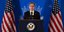 Ο υπουργός Εξωτερικών των ΗΠΑ,  Αντονι Μπλίνκεν, μιλάει σε βήμα με δυο αμερικανικές σημαίες στο φόντο