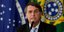 O πρόεδρος της Βραζιλίας, Ζαΐχ Μπολσονάρου μιλάει με βραζιλιάνικη σημεία πίσω του 
