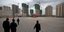 Κόσμος περπατάει στο Πεκίνο της Κίνας με φόντο νέα κτίρια