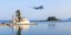 Αεροπλάνο ετοιμάζεται για προσγείωση στην Κέρκυρα με φόντο τον Ποντικονήσι 