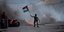 Διαδηλωτής με τη σημαία της Παλαιστίνης