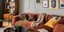 Σαλόνι με καφέ καναπέ και πολύχρωμα μαξιλάρια