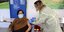 Πολίτης εμβολιάζεται έναντι του κορωνοϊού στην Κύπρο