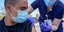 Εμβολιασμός άνδρα ενάντια στον κορωνοϊό στις ΗΠΑ