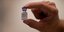 Μπουκαλάκι εμβολίου Pfizer σε χέρι