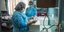 Γιατροί σε εργαστήριο με φόρμες στην Ουρουγουάη