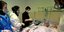Γιατροί εξετάζουν ασθενή από τον κορωνοϊό σε νοσοκομείο στο Ιράν