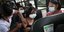 Γυναίκα γιατρός κάνει εμβόλιο κατά κορωνοϊού σε γυναίκα σε λεωφορείο στο Μεξικό