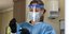 Γυναίκα γιατρός με rapid test στο χέρι μάσκα