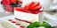 Κομμάτι δροσιστικού γλυκού ψυγείου με επικάλυψη ζελέ φράουλας / Φωτογραφία: Shutterstock Πηγή: iefimerida.gr - https://www.iefimerida.gr/tag/glyko-psygeioy