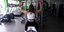 Γυναίκα κάνει βάρη σε γυμναστήριο γυρισμένη με πλάτη