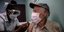 Γυναίκα γιατρός κάνει εμβόλιο κατά του κορωνοϊού σε ηλικιωμένο στη Κούβα 