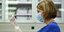 Γυναίκα γιατρός με εμβόλιο κατά του κορωνοϊού