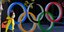 Γιαπωνέζα περνάει μπροστά από Ολυμπιακούς Κύκλους Τόκιο