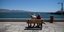 Ενα ζευγάρι ηλικιωμένων κάθεται σε παγκάκι μπροστά στη θάλασσα