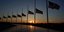 Ηλιοβασίλεμα με φόντο σημαίες των ΗΠΑ, στην Ουάσιγκτον