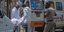 ασθενοφόρο με ασθενή με νοσοκόμους έξω από ασθενοφόρο στην Ινδία