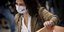 Ισαβέλ Ντίας Ατζούσο με μάσκα σε εκλογικό κέντρο