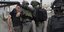 Δυο Ισραηλινοί στρατιώτες τραβάνε και συλλαμβάνουν Παλαιστίνιο