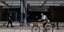 κοπέλα με ποδήλατο έξω από εμβολιαστικό κέντρο στο Μαρούσι