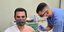 Κώστας Σκρέκας με νοσηλευτή για εμβόλιο κατά του κορωνοϊού