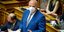 Κώστας Τσιάρας με μπλε κοστούμι και μάσκα στη Βουλή