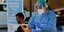 Γυναίκα γιατρός στην Κύπρο κάνει τεστ κορωνοϊού σε κοπέλα