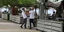 άνδρες σερβιτόροι με δίσκο στα χέρια σε μαγαζί με κόσμο