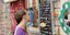 Τουρίστες σε κατάστημα με κοσμήματα στην Πλάκα