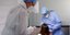 Γιατροί κάνουν εμβόλιο κορωνοϊού σε γυναίκα στη Μάλτα 