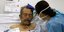 Ηλικιωμένος ασθενής στο νοσοκομείο στο Μεξικό με γυναίκα γιατρό να τον εξετάζει
