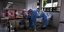 Γιατροί πάνω εξετάζουν ασθενή από τον κορωνοϊό σε νοσοκομείο στο Μεξικο