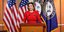 H Νάνσι Πελόζι με κόκκινο φόρεμα μιλάει σε βήμα με φόντο αμερικανικές σημαίες
