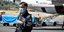 Παναγιώτης Αρκουμανέας με μπουφάν σε αεροδρόμιο