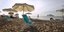 Παραλία με ομπρέλες και ξαπλώστρες 