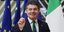 Ο Ιρλανδός υπουργός Οικονομικών, Πασκάλ Ντόναχιου, χαμογελάει με το χέρι όρθιο