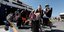 Επιβάτες με βαλίτσες και μάσκες βγαίνουν από πλοίο στο λιμάνι του Πειραιά 