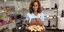 Η Ρίτα Μαγκάλντε κρατά πιάτο με μπακλαβάδες